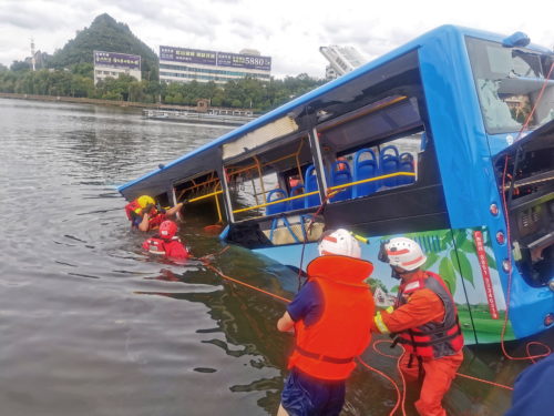 Οδηγός έριξε ηθελημένα το λεωφορείο του σε λίμνη με αποτέλεσμα τον θάνατο 21 ανθρώπων