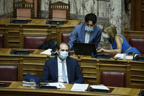 Κορωνοϊός: Υποχρεωτική η μάσκα για υπουργούς και βουλευτές σε όλες τις συνεδριάσεις της Βουλής