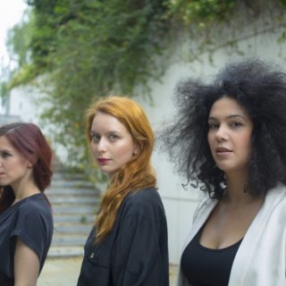 Τα Κορίτσια Τραγουδάνε τον Λέοναρντ (ένας είναι…)