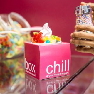 Σε ένα φούξια κουτί chillbox κρύβεται όλη η δροσιά του καλοκαιριού