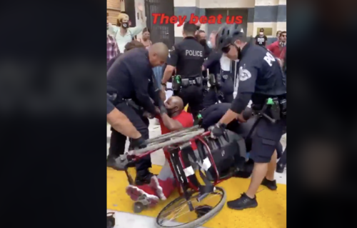 Αστυνομική βία-Λος Άντζελες: Πέταξαν Αφροαμερικανό από αναπηρικό αμαξίδιο, του το έσπασαν και τον χτύπησαν [ΒΙΝΤΕΟ]