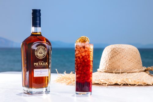 Δύο κορυφαίοι Έλληνες bartenders δημιουργούν καλοκαιρινές συνταγές cocktails με METAXA 12 Αστέρων