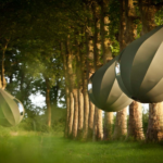 Εναλλακτικές διακοπές σε σκηνές που κρέμονται από δέντρα