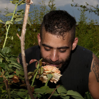 Ο Συράκος νιώθει καλύτερα ως ΛΟΑΤΚΙ ακτιβιστής παρά ως παπάς