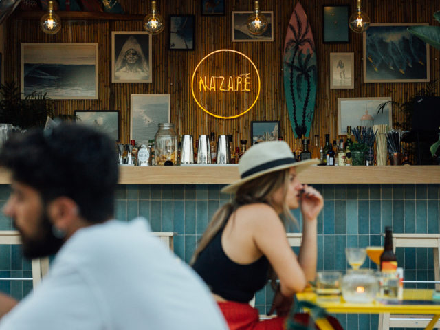 Nazaré Surf Bar: Το φαντάστηκαν στα Κύθηρα, άνοιξε στον Πειραιά κι είναι το νέο ωραίο cocktail bar της πόλης