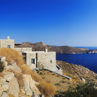 Μια κατοικία ενσωματώνεται στο άγριο κυκλαδίτικο τοπίο και τα βάζει με τους δυνατούς ανέμους του Αιγαίου