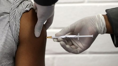 Δυνατή έως τον Σεπτέμβριο η παραγωγή ενός εκατομμυρίου και πλέον δόσεων του εμβολίου της Οξφόρδης
