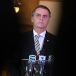 Βραζιλία: Ο θετικός στον κορωνοϊό Μπολσονάρου, συζητά με κόσμο χωρίς να φοράει μάσκα