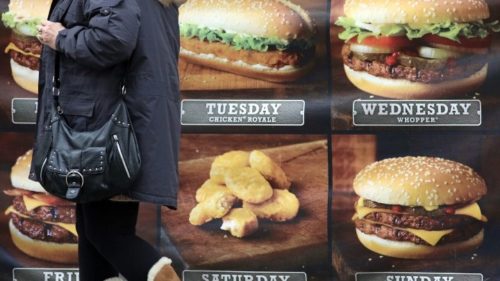 Η βρετανική κυβέρνηση τα “βάζει” με το fast food