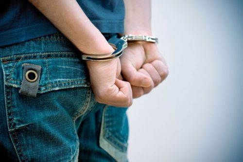 Σύλληψη δύο ανδρών για επίθεση με σιδερογροθιά εναντίον 14χρονης