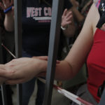 25χρονη καταγγέλλει 40χρονο ότι την κούρεψε και τη βίασε μπροστά σε άλλους στο σπίτι του, στη Νέα Σμύρνη