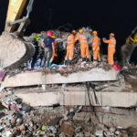 Ινδία: 60 άνθρωποι ανασύρθηκαν ζωντανοί από τα συντρίμμια πολυκατοικίας που κατέρρευσε