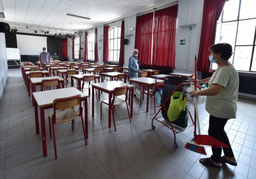 Οι ευρωπαίοι μαθητές επιστρέφουν στα σχολεία με μάσκες και σε τάξεις με μικρότερο αριθμό μαθητών