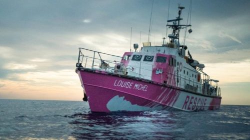 Ένα πλοίο του Banksy στη Μεσόγειο διασώζει μετανάστες