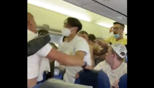 Ξύλο στον αέρα: Μεθυσμένοι επιβάτες δεν ήθελαν να φορέσουν μάσκα [BINTEO]