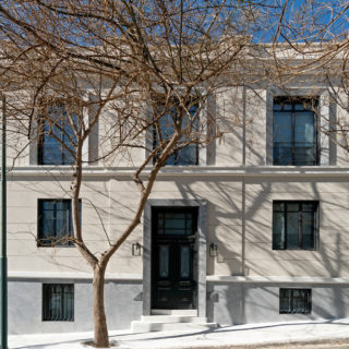 Μέσα σε ένα κτίριο του '30, σε μια κατοικία που ανανεώθηκε στη σκιά της Ακρόπολης