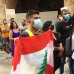 Λίβανος: Με γυμνά χέρια οι διασώστες σκάβουν στα χαλάσματα κτιρίου στη Βηρυτό όπου εντοπίστηκαν ίχνη ζωής