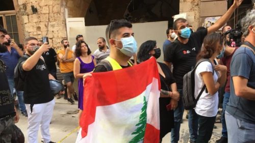 Λίβανος: Με γυμνά χέρια οι διασώστες σκάβουν στα χαλάσματα κτιρίου στη Βηρυτό όπου εντοπίστηκαν ίχνη ζωής