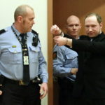 Νορβηγία: Την αποφυλάκισή του υπό όρους επιδιώκει ο κατά συρροήν δολοφόνος Μπράιβικ