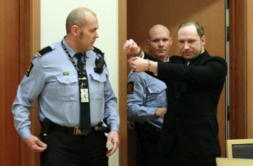 Νορβηγία: Την αποφυλάκισή του υπό όρους επιδιώκει ο κατά συρροήν δολοφόνος Μπράιβικ