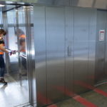 Κορωνοϊός: Αν βήξει ασθενής μέσα στο ασανσέρ πόση ώρα μετά μπορείτε να το χρησιμοποιήσετε;