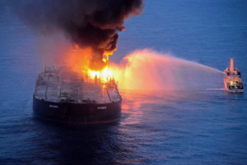 Σρι Λάνκα: Το δεξαμενόπλοιο στο οποίο έχει ξεσπάσει πυρκαγιά ρυμουλκείται μακριά από τις ακτές