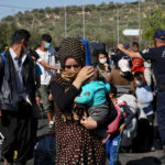 Περισσότεροι από 900 αναγνωρισμένοι πρόσφυγες μεταφέρονται από τα νησιά στην ηπειρωτική Ελλάδα