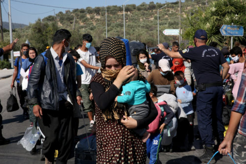 Πρόσφυγες μεταφέρονται από το ασφαλές Κέντρο Φιλοξενίας Καρά Τεπέ της Λέσβου στο ΚΥΤ Μαυροβουνίου
