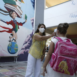 Έρευνα: Το κλείσιμο των σχολείων ελάχιστα αποτρέπει τις σοβαρές περιπτώσεις Covid-19