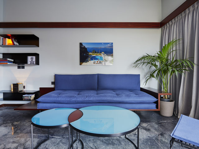 Ένα παραθεριστικό διαμέρισμα των ’60s διατηρεί τον αρχιτεκτονικό του χαρακτήρα και ξυπνά μνήμες