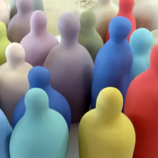 Στο εργαστήρι κεραμικής «περί γης» θα σε μάθουν πώς να δίνεις πνοή στον πηλό με εργαλείο τα χέρια σου