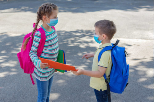 Κορωνοϊός: Τα παιδιά του Δημοτικού έχουν μόλις το 1/16 του ιικού φορτίου των 80άρηδων