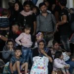 Μεταφέρονται οι άνθρωποι που ζουν εδώ και καιρό στην Πλατεία Βικτωρίας