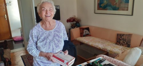 Θαμώνας της Δημοτικής Βιβλιοθήκης Θεσσαλονίκης ετών 92 είναι η αναγνώστρια Ιουλία Ταλιαδώρου