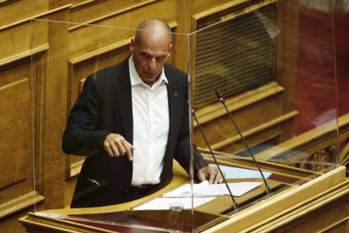 Βαρουφάκης: «Χθες ήταν μια κορυφαία στιγμή για τη Δημοκρατία, αμαυρώθηκε όμως από την επέμβαση των ΜΑΤ»