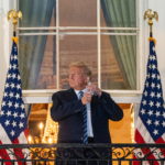 ΗΠΑ: Ο Τραμπ βγάζει την μάσκα μετά την νοσηλεία του, προκαλώντας κύμα αντιδράσεων