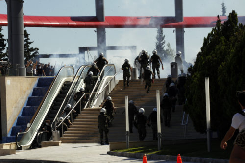 Σήμερα, η αστυνομία κυνήγησε τους μαθητές με δακρυγόνα μέχρι το Mall (ΒΙΝΤΕΟ)