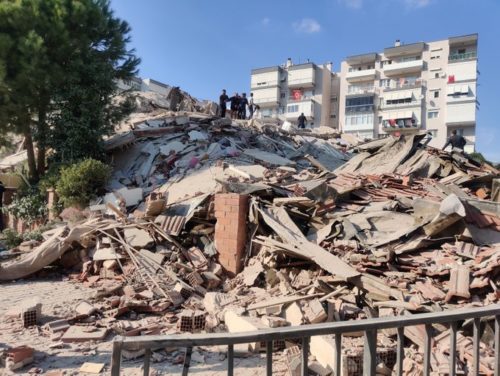 Σμύρνη: Μεγάλες ζημιές από τον Σεισμό – Κατέρρευσαν κτίρια (Βίντεο)