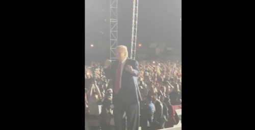 Ο Ντ. Τραμπ χορεύει YMCA σε προεκλογική συγκέντρωση, κι ας είναι η χώρα του πρώτη σε θανάτους λόγω Covid-19
