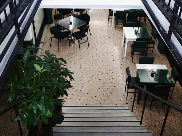 Στοά Φιξ: Η Ομόνοια έχει πλέον ένα υπόγειο γαστρονομικό καφενείο που μας χωράει όλους