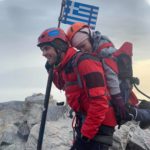 Στην κορυφή του Ολύμπου κουβαλώντας σε σακίδιο 22χρονη φίλη του με κινητικά προβλήματα