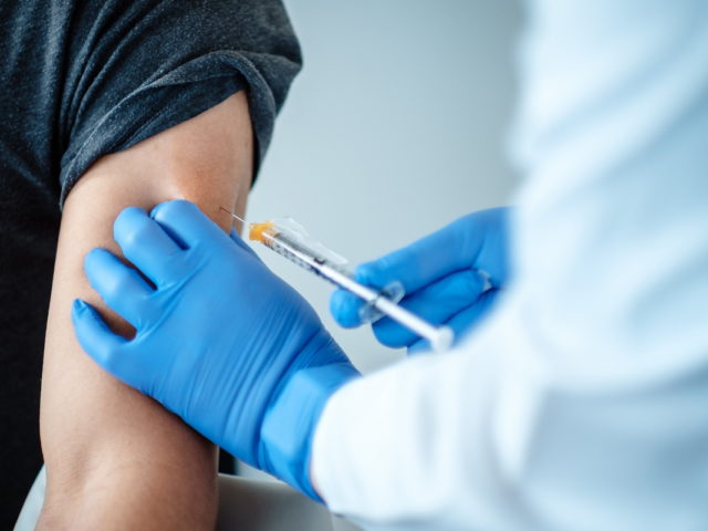 Οι χώρες που δεν επιτρέπουν να αρθούν οι πατέντες των εμβολίων για την COVID-19 καθυστερούν τον αγώνα εναντίον της πανδημίας