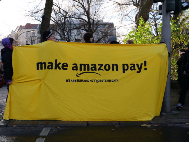 «Αν ο Τζεφ Μπέζος έδινε 105.000 δολάρια μπόνους σε κάθε υπάλληλο της Amazon, θα ήταν το ίδιο πλούσιος όσο και στην αρχή της πανδημίας»