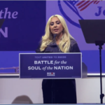 Η Lady Gaga στηρίζει Μπάιντεν-Χάρις: «Ψήφισε σα να εξαρτάται η ζωή σου από αυτό»