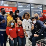 Ο Γ. Αντετοκούνμπο μοιράζει φαγητό σε εκκλησία των Σεπολίων, χωρίς κάμερες και φώτα