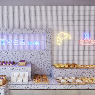 Επηρεασμένος από παιδικά παιχνίδια, ο Κωνσταντίνος Χατζηγιάννης σχεδίασε ένα πολύχρωμο αρτοποιείο στην Κίνα