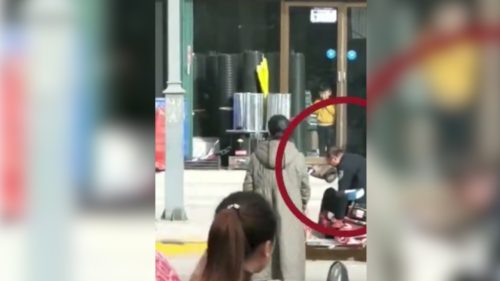 Κίνα: Άνδρας ξυλοκόπησε μέχρι θανάτου τη σύζυγό του στον δρόμο και κανείς δεν τον σταμάτησε