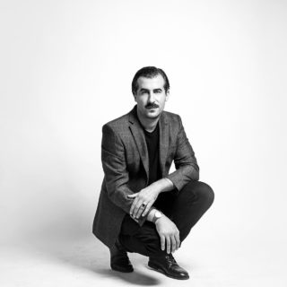 Νίκος Ερηνάκης: «Μια κοινωνία που βασίζεται στο σοκ, δεν μπορεί ν’ αντέξει τη σιωπή»