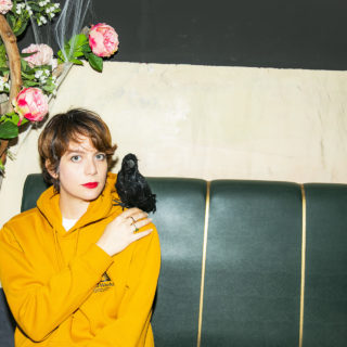 Η Nalyssa Green κάνει ένα αστρικό ταξίδι ακούγοντας Μαρινέλλα και Τζένη Βάνου. Και «διάφορα πουλιά»…