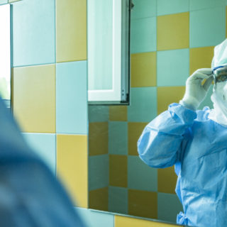 «Αν δεν το κάναμε εμείς, τότε ποιος;»: Πώς είναι να περνάς ένα χρόνο στην πρώτη γραμμή απέναντι στον κορωνοϊό